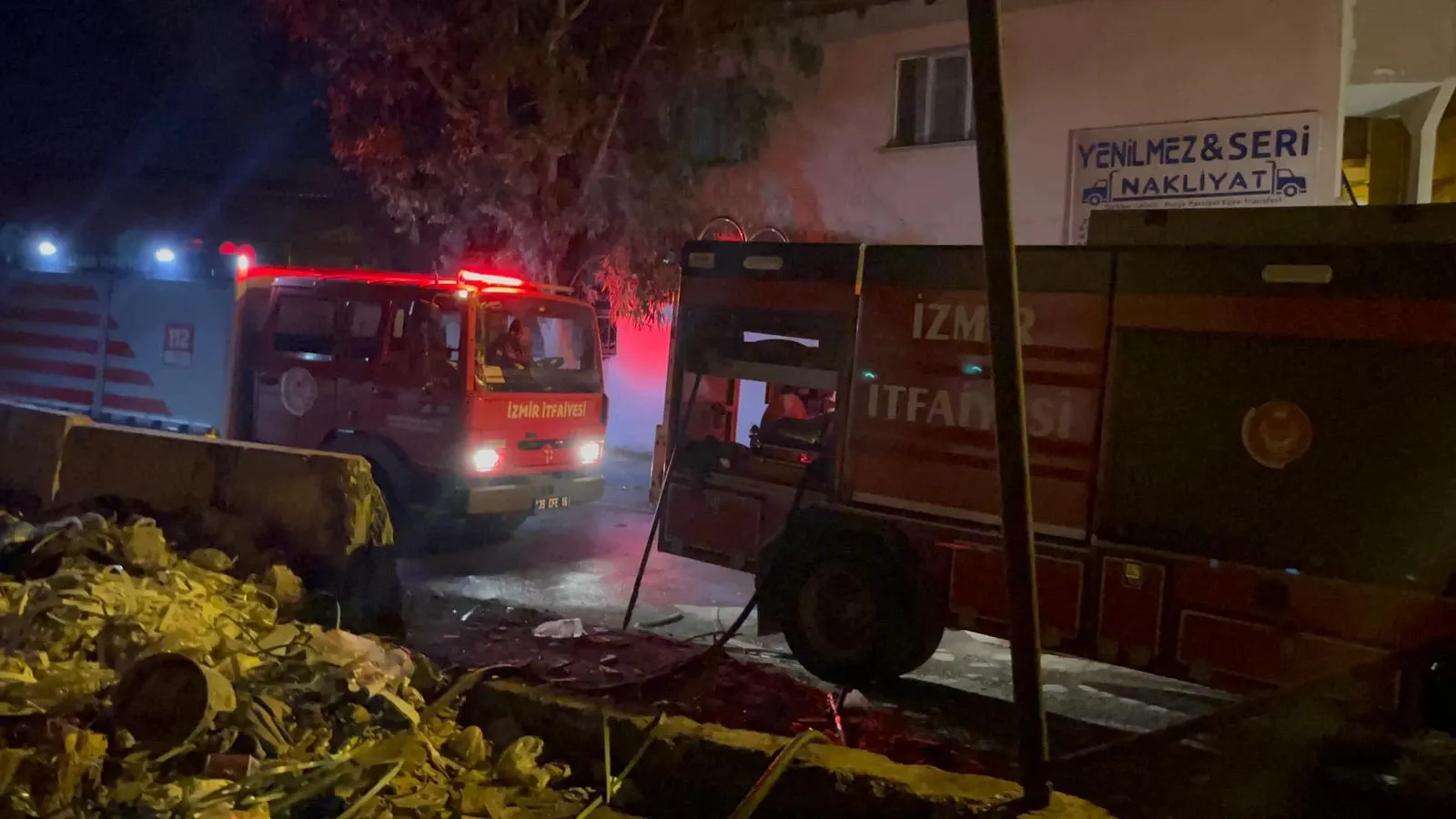Buca’da boş alandaki atık yığınlarında çıkan yangın, park halindeki kamyonete