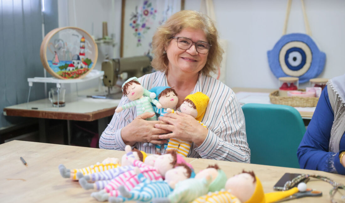 Buca Belediyesi’nin el sanatları kursiyerleri, lösemiyle mücadele eden çocuklara moral