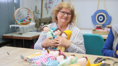 Buca Belediyesi’nin el sanatları kursiyerleri, lösemiyle mücadele eden çocuklara moral