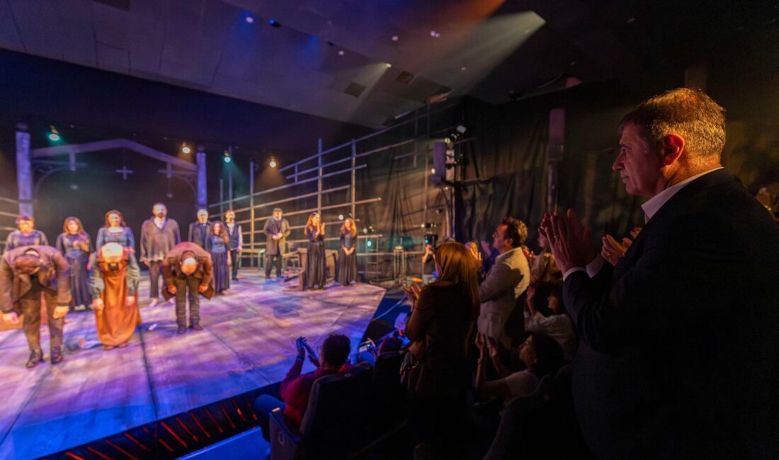 Cadı Kazanı İzmir’de büyüledi Meltem Cumbul ve Levent Üzümcü’nün rol aldığı İzBBŞT’nin yeni oyunu