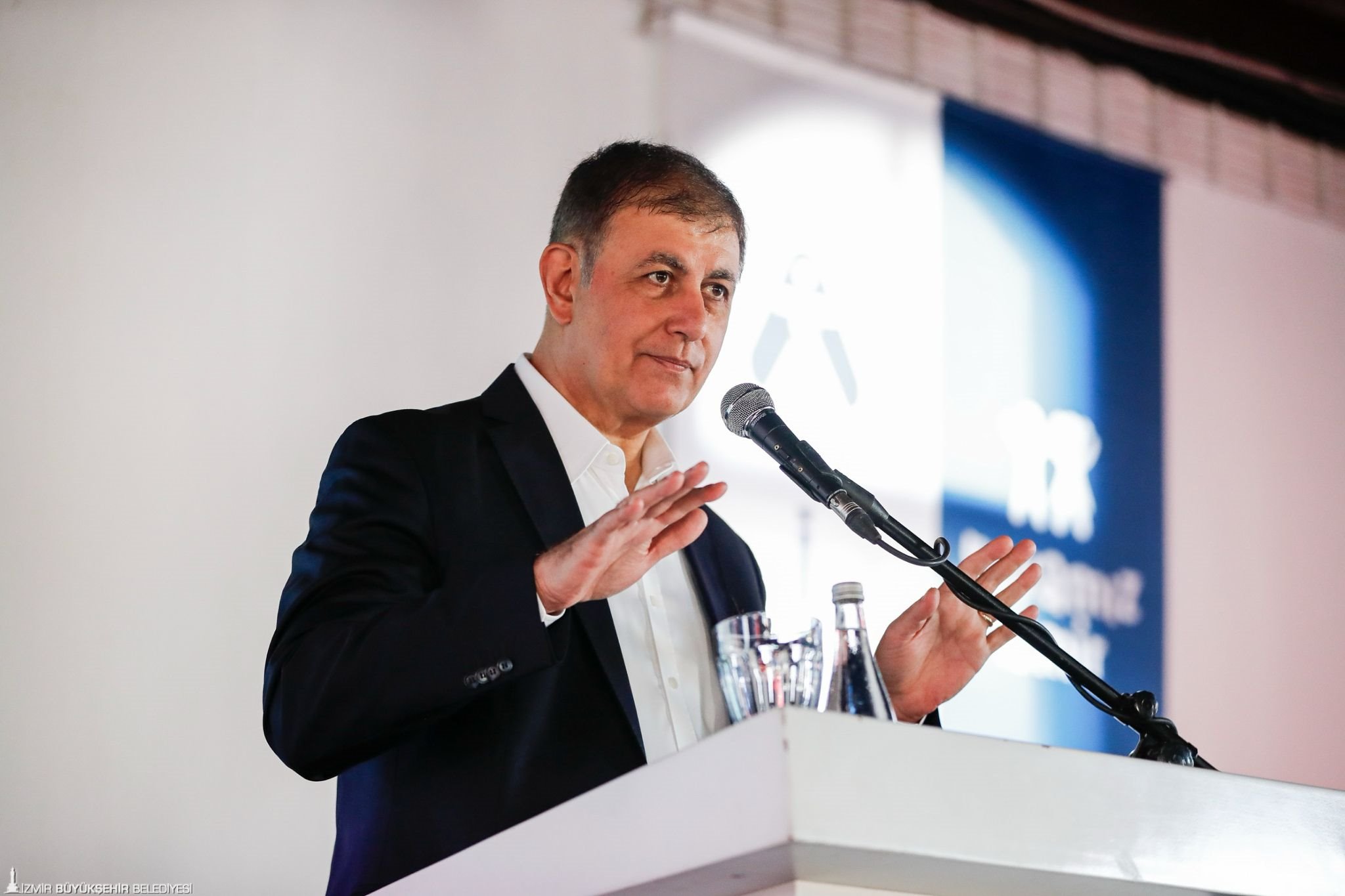 Başkan Tugay, 25 Kasım mesajında kadına yönelik şiddete karşı “susmayı