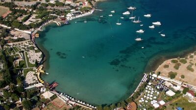 Çeşme’nin dünyaca ünlü Aya Yorgi Koyu, hukuka aykırı bulunan imar