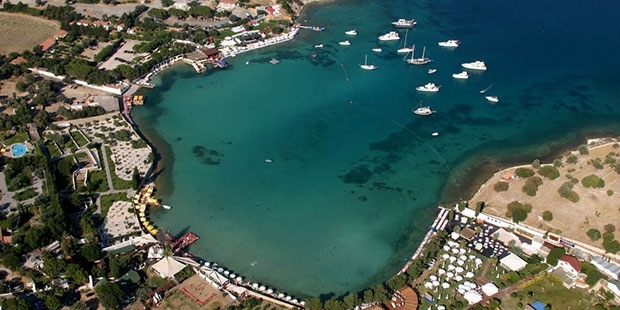 Çeşme’nin dünyaca ünlü Aya Yorgi Koyu, hukuka aykırı bulunan imar
