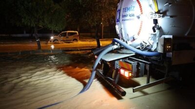 126 mm yağışın düştüğü Çeşme’de ev ve yol baskınları artarken,