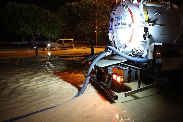 126 mm yağışın düştüğü Çeşme’de ev ve yol baskınları artarken,