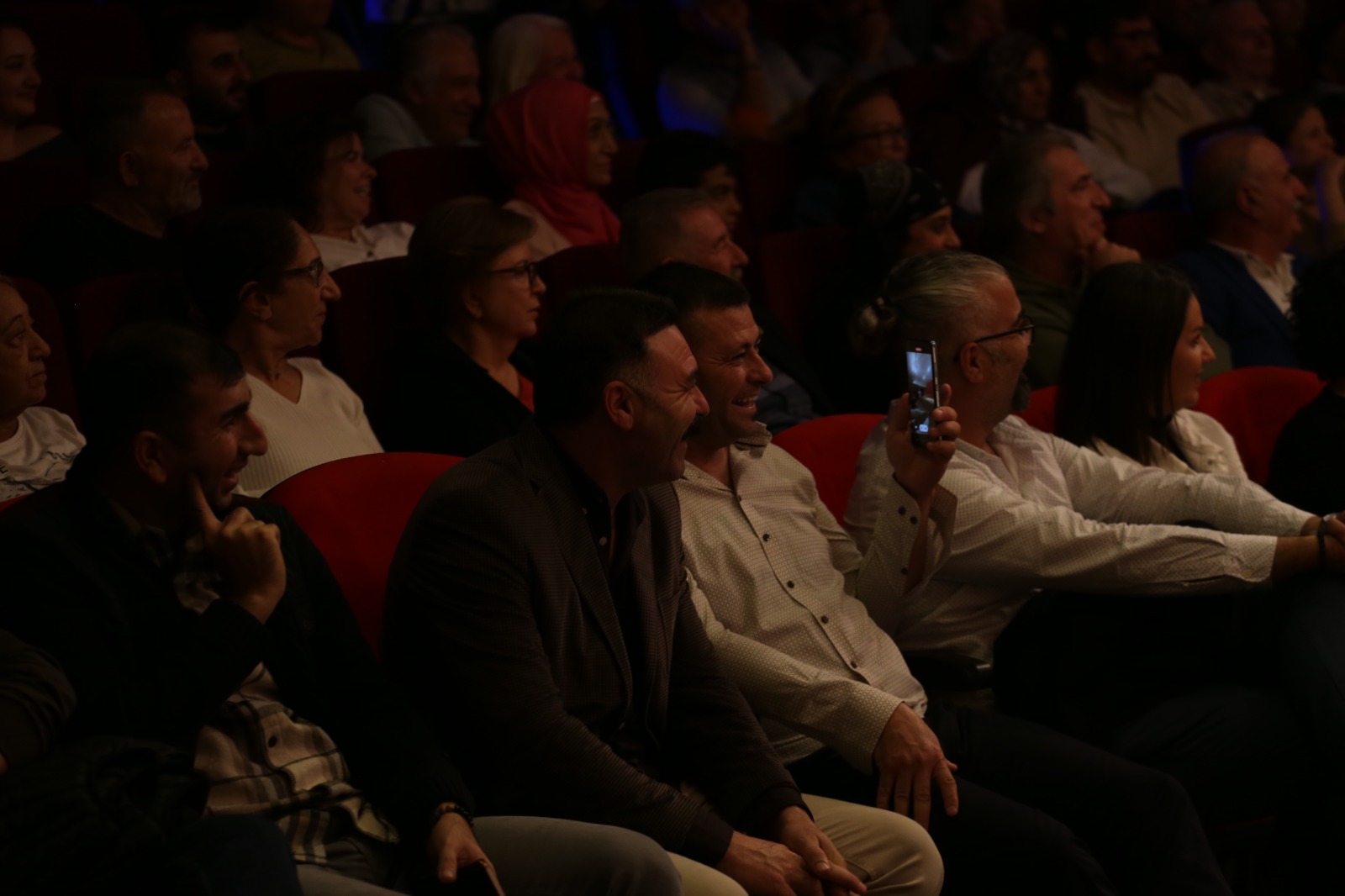 Emrah Bari’nin sahne aldığı özel gecede öğretmenler, salonu doldurarak unutulmaz