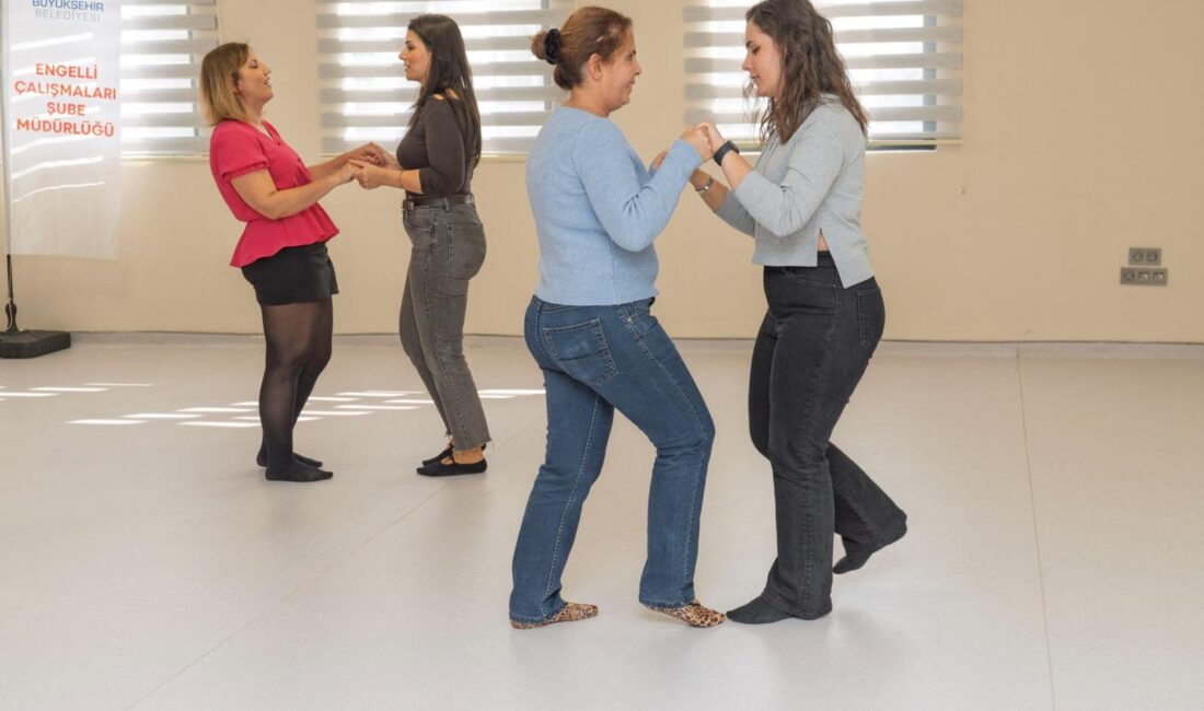 İzmir Büyükşehir Belediyesi’nin başlattığı “Dansla Terapi Atölyeleri”, görme engelli bireylerin