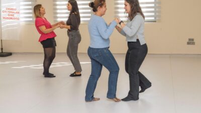 İzmir Büyükşehir Belediyesi’nin başlattığı “Dansla Terapi Atölyeleri”, görme engelli bireylerin