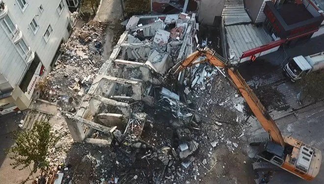 Kocaeli Gebze'de yıkılan 7 katlı binanın yakınındaki, 21 bina boşaltıldı.