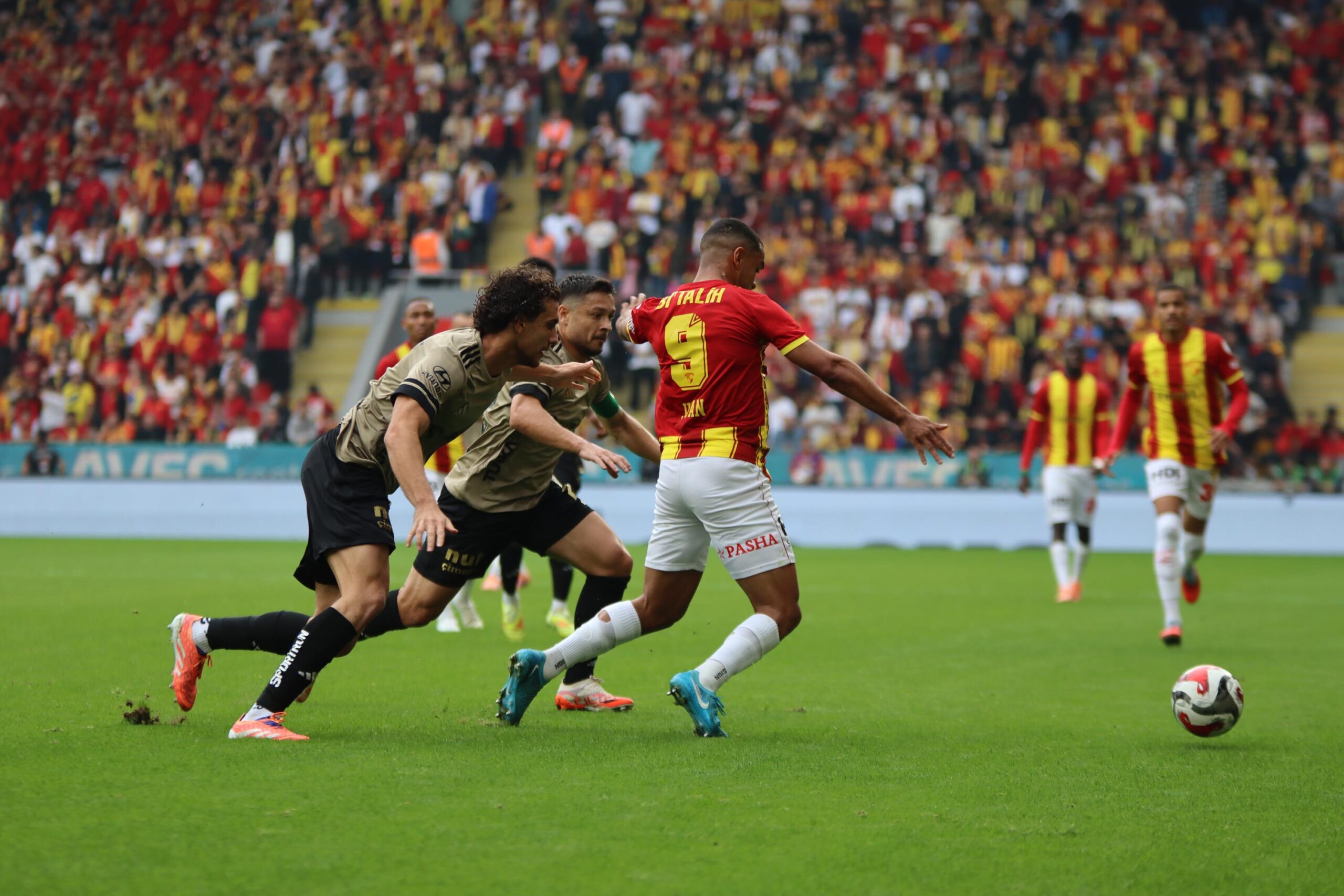 Milli ara sonrası sahneye çıkan Göztepe ve Kocaelispor tempolu maçta