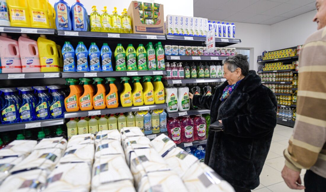 Gültepe’de açılan İZMAR mağazası ilk günden yoğun ilgi gördü. Vatandaşlar