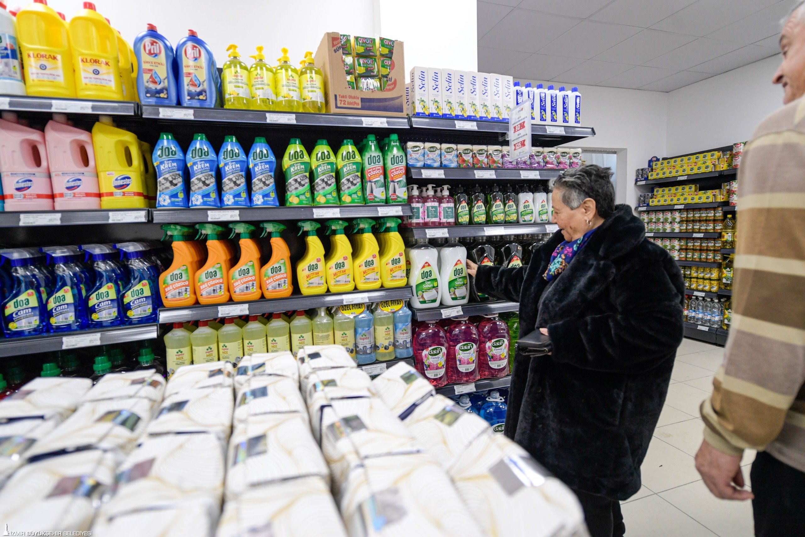 Gültepe’de açılan İZMAR mağazası ilk günden yoğun ilgi gördü. Vatandaşlar