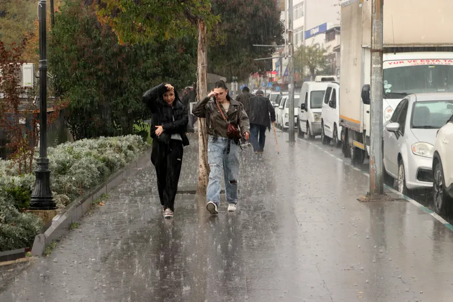 İstanbul, yeni bir yağışlı hava dalgasının etkisi altına giriyor. Yarın