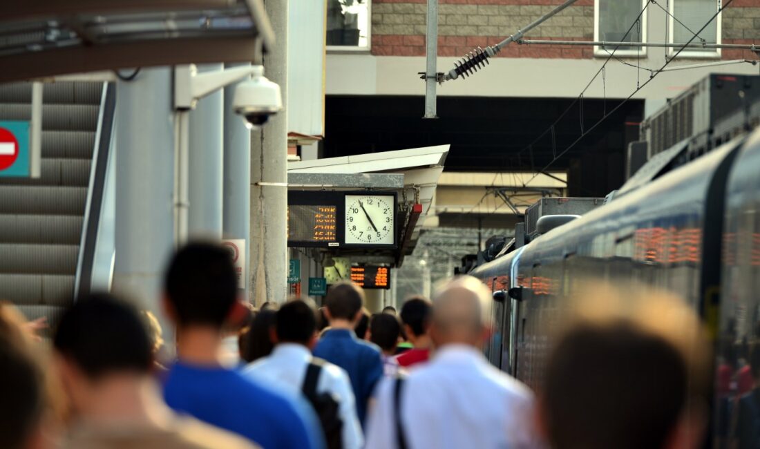 İZBAN’da zamlı dönem başladı: Uzun hatlarda ücret ikiye katlandı Bugün yürürlüğe giren zamlı tarifeyle Selçuk–Aliağa hattında uzun mesafe ücreti