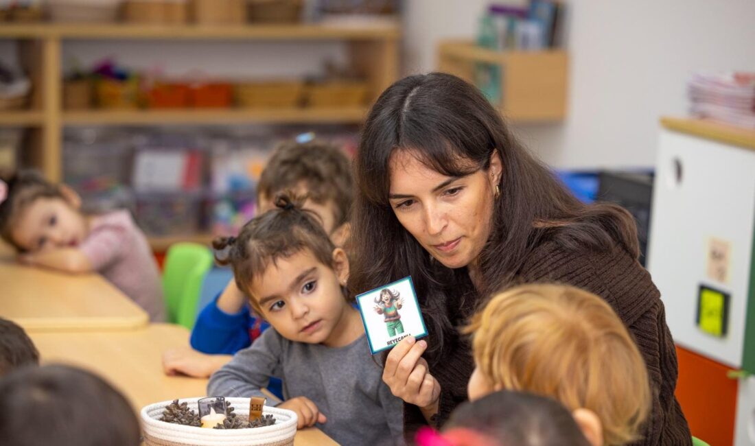 İzmir’de 4 yaşında başladığı anaokuluna 25 yıl sonra öğretmen olarak