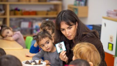 İzmir’de 4 yaşında başladığı anaokuluna 25 yıl sonra öğretmen olarak