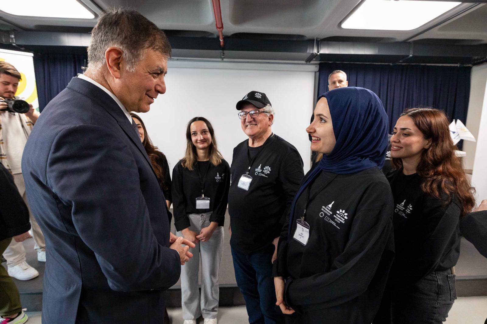 İzmir Büyükşehir Belediyesi, “Yurttaş Akademisi - Kent Denetçileri Programı” ile