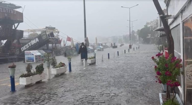 Meteoroloji'nin uyarısı sonrası Aliağa, Foça, Dikili ve Bergama'da etkili olan