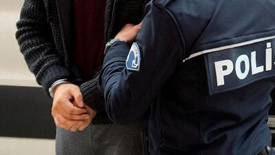 İzmir Buca’daki baskında 6,94 kilo sentetik uyuşturucu ele geçirildi. Operasyonda