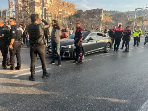 Konak’ta motosikletli saldırgan, seyir halindeki araca kurşun yağdırdı. Araçta bulunan