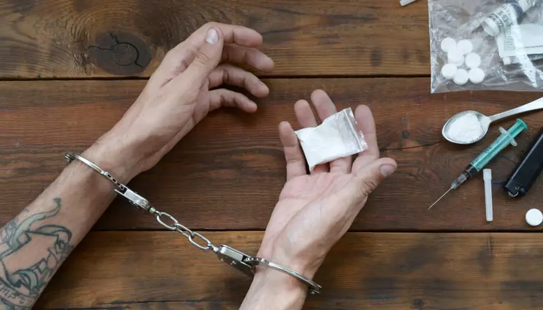 Buca'da istihbarat çalışmasıyla tespit edilen depoya yapılan baskında 550 bin