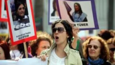 İzmir Büyükşehir Belediyesi’nin düzenlediği “Eşitliğe Yürüyoruz” etkinliğinde kadınlar turuncu giysileriyle