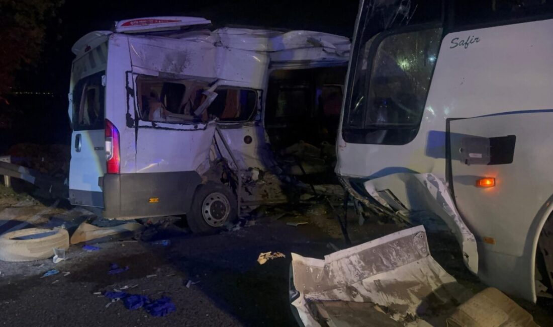 Kemalpaşa’da servis otobüsü ile servis minibüsü çarpıştı. 2’si ağır 13