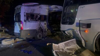 Kemalpaşa’da servis otobüsü ile servis minibüsü çarpıştı. 2’si ağır 13