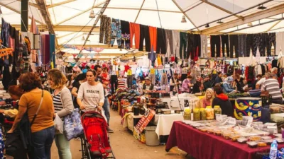 Karşıyaka Belediyesi, pazarcıların elektrik kaçağı bulunan alana zorla girerek tezgah