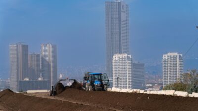 İzmir büyükşehir belediyesi, park ve bahçelerden toplanan yeşil atıkları kompost