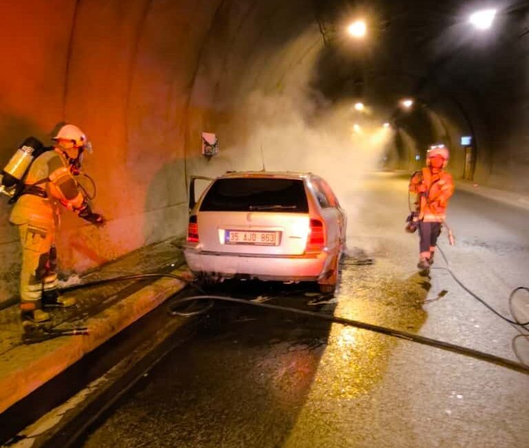 Konak Tünelleri’nde sabah saatlerinde bir araçta çıkan yangın, İzmir Büyükşehir