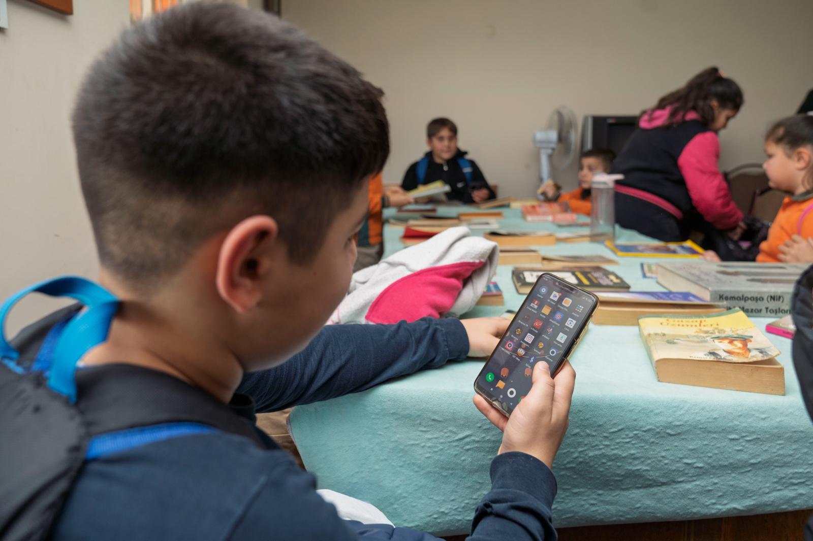 İzmir Büyükşehir Belediyesi, dijital eşitsizliği azaltmak amacıyla 79 köye ücretsiz