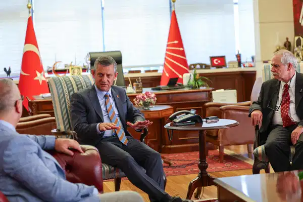 CHP Genel Başkanı Özgür Özel, kurultay öncesi Cumhuriyet’e konuşarak Kılıçdaroğlu’nun