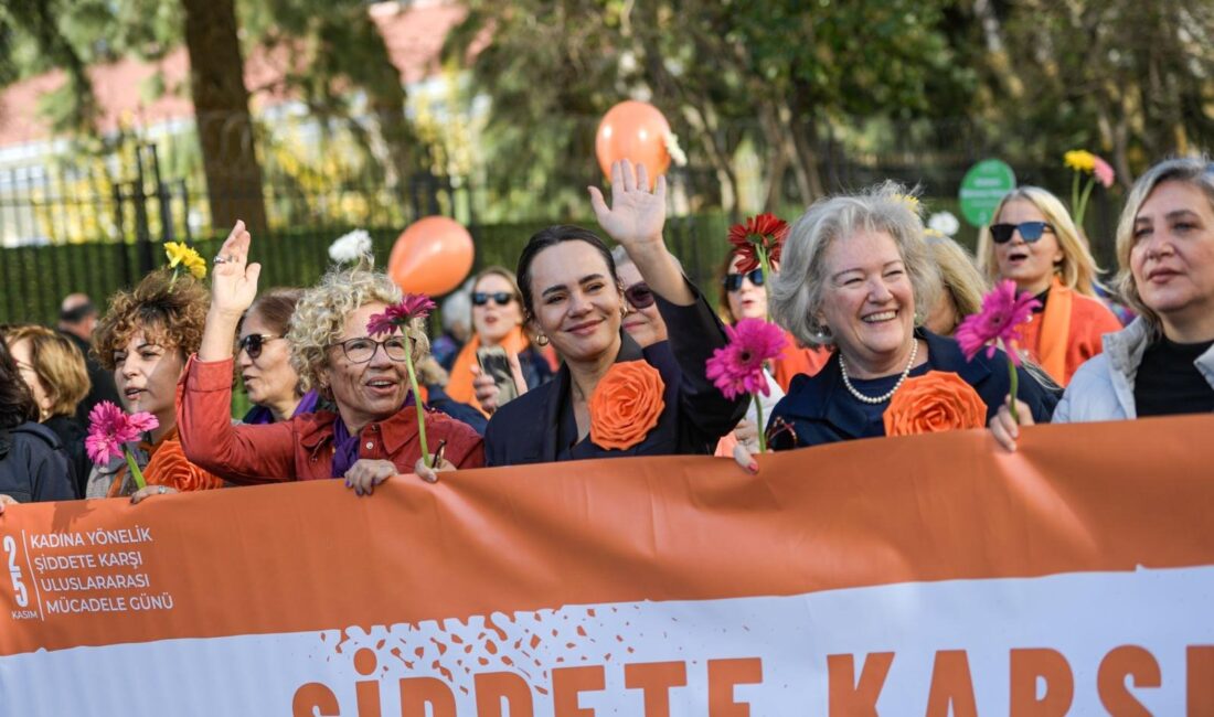İzmir Büyükşehir Belediyesi, 25 Kasım kapsamında düzenlediği “Eşitliğe Yürüyoruz” farkındalık