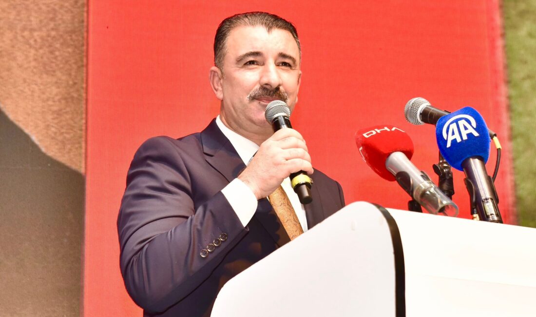 AK Parti Konak İlçe Başkanı Mehmet Sait Başdaş, belediyede art