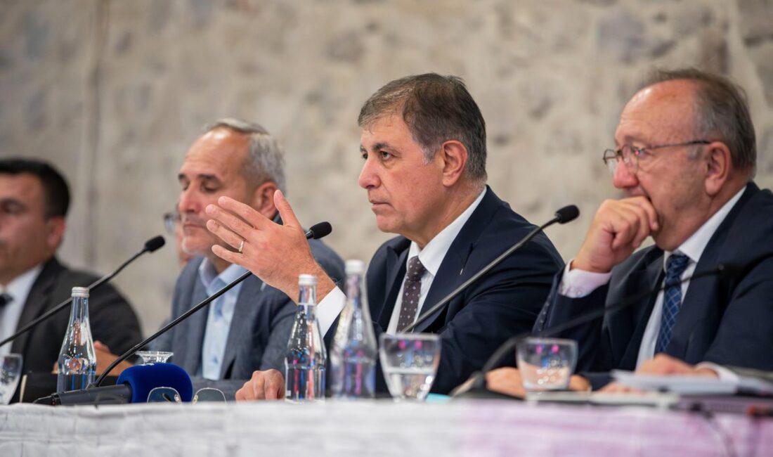 Tugay Körfez’deki durumu Kooperatif temsilcileriyle paylaştı Cemil Tugay, Körfez’deki su kalitesi ve balıkçılığın geleceğini kooperatif temsilcileriyle