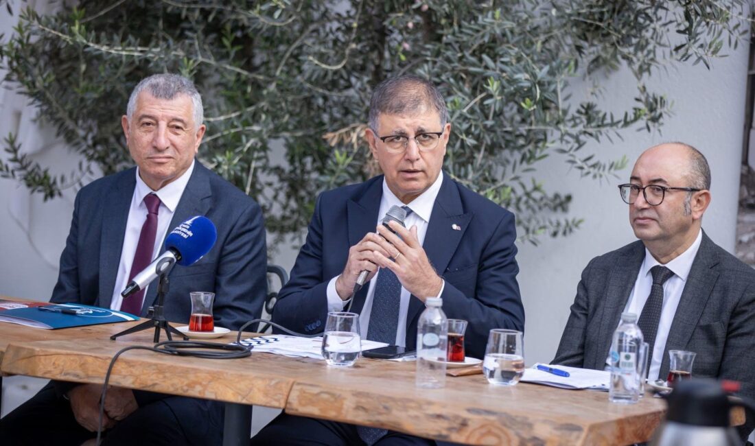 İzmir Büyükşehir Belediye Başkanı Dr. Cemil Tugay, Güzelbahçeli muhtarlarla bir