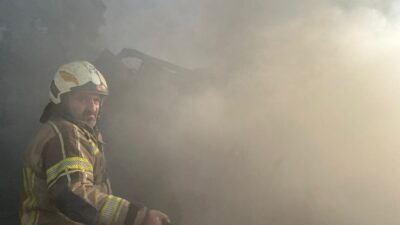 İzmir’de bir inşaat firmasına ait konteynerlerde çıkan yangın, itfaiyenin hızlı