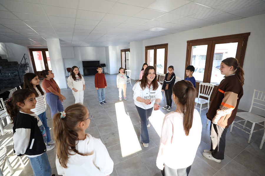 Menderes Belediyesi, Özdere’ye kazandırılan Atatürk Kültür Merkezi’nde çocuklara yönelik tiyatro