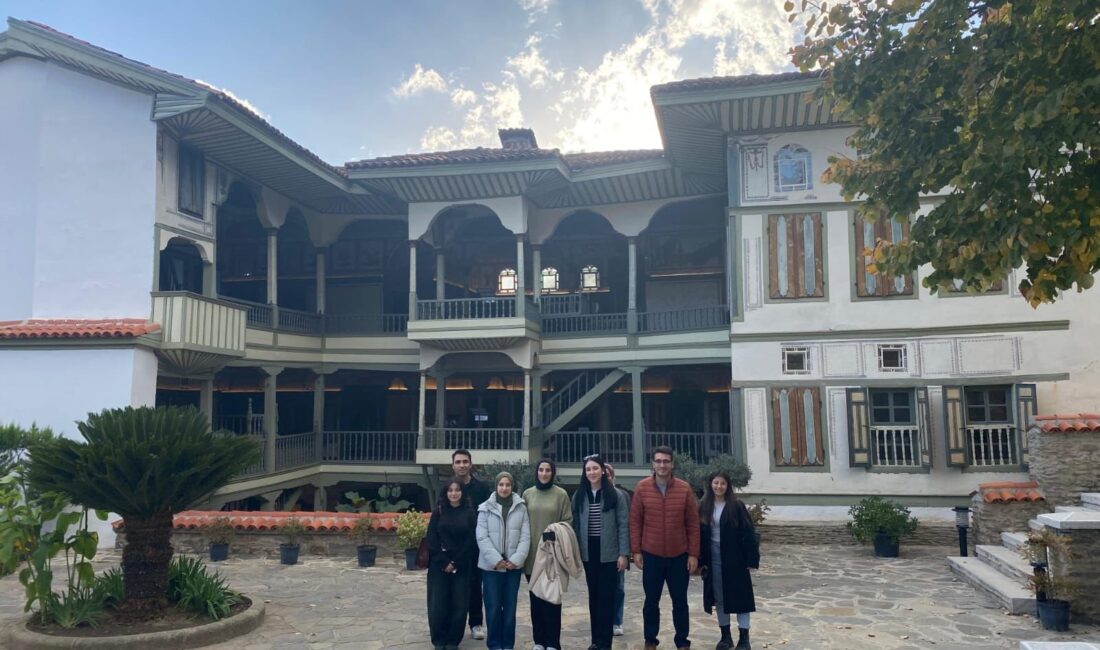 İzmir’e yeni gelen üniversitelilerin kente uyum sürecini güçlendiren Tire gezisi