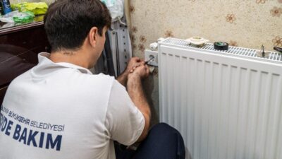 İzmir Büyükşehir Belediyesi, evde bakım hizmeti alan yurttaşların yaşadığı ev