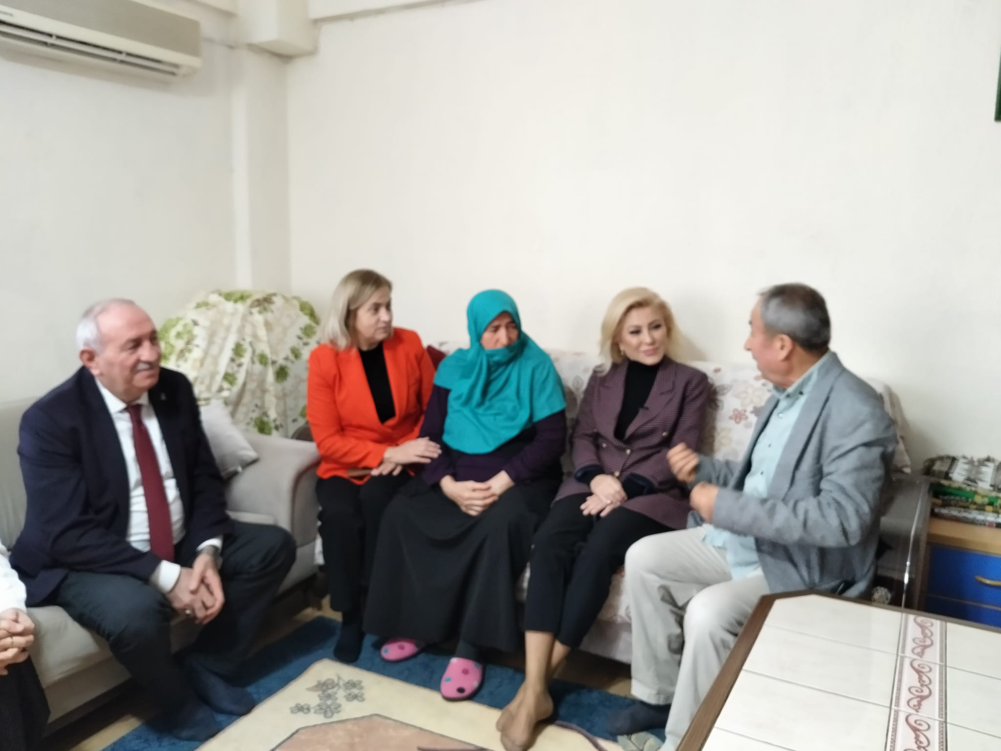 AK Parti İzmir Milletvekili Şebnem Bursalı’nın Karabağlar’da ziyaret ettiği Şehit