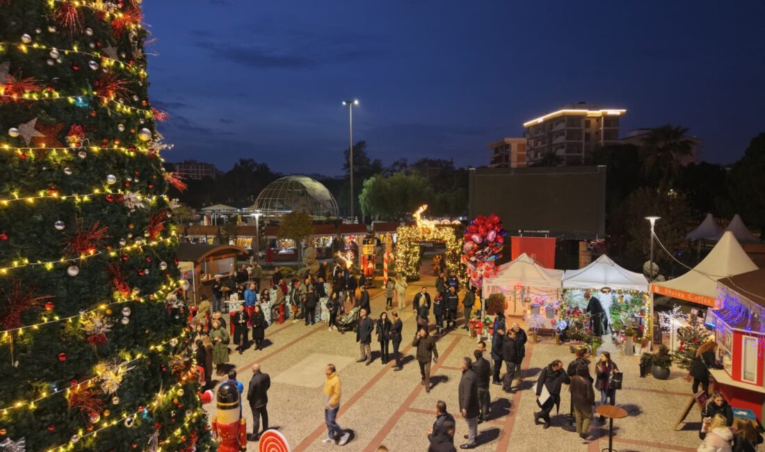 Karşıyaka Belediyesi tarafından Bostanlı Zühtü Işıl Meydanı’nda düzenlenen Yeni Yıl Festivali,
