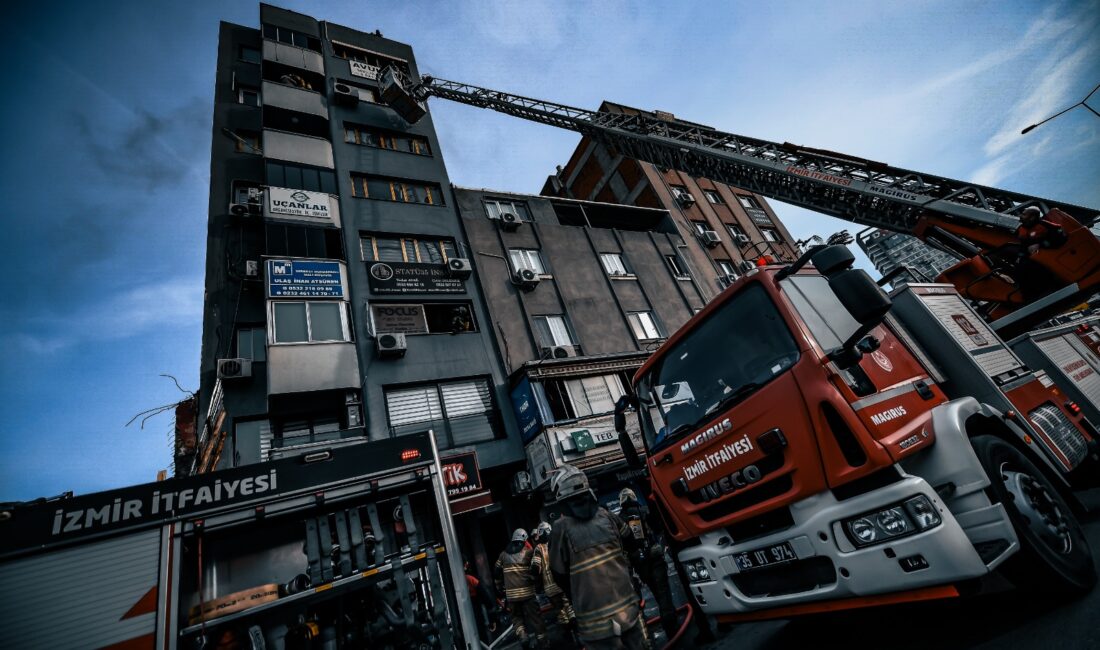 Bornova Yıldırım Beyazıt Mahallesi'nde hareketli dakikalar. 7 katlı binanın 2.
