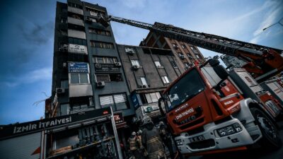 Bornova Yıldırım Beyazıt Mahallesi'nde hareketli dakikalar. 7 katlı binanın 2.