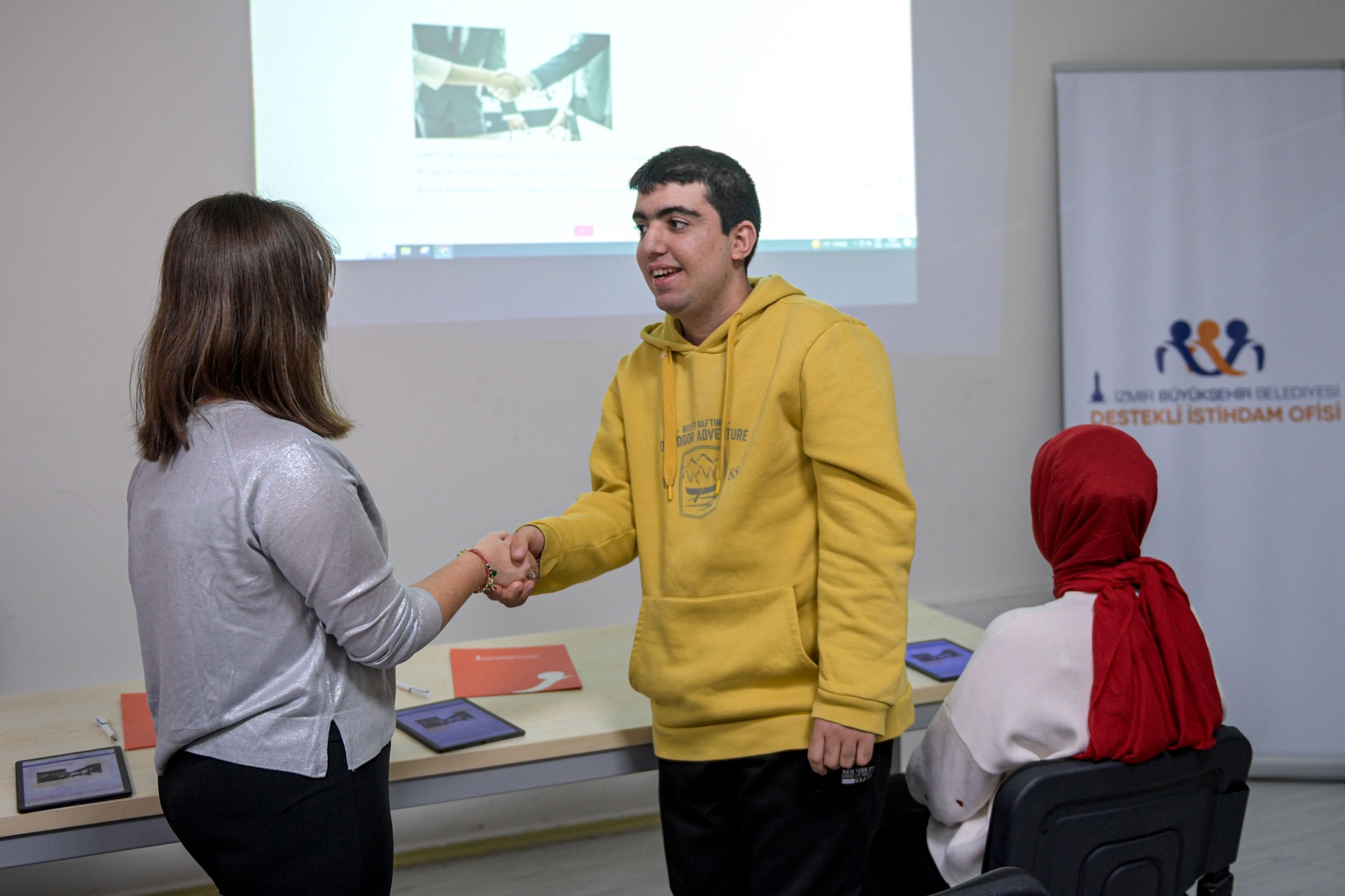 İzmir Büyükşehir Belediyesi’nin kurduğu Destekli İstihdam Ofisi, engellilere uygun iş