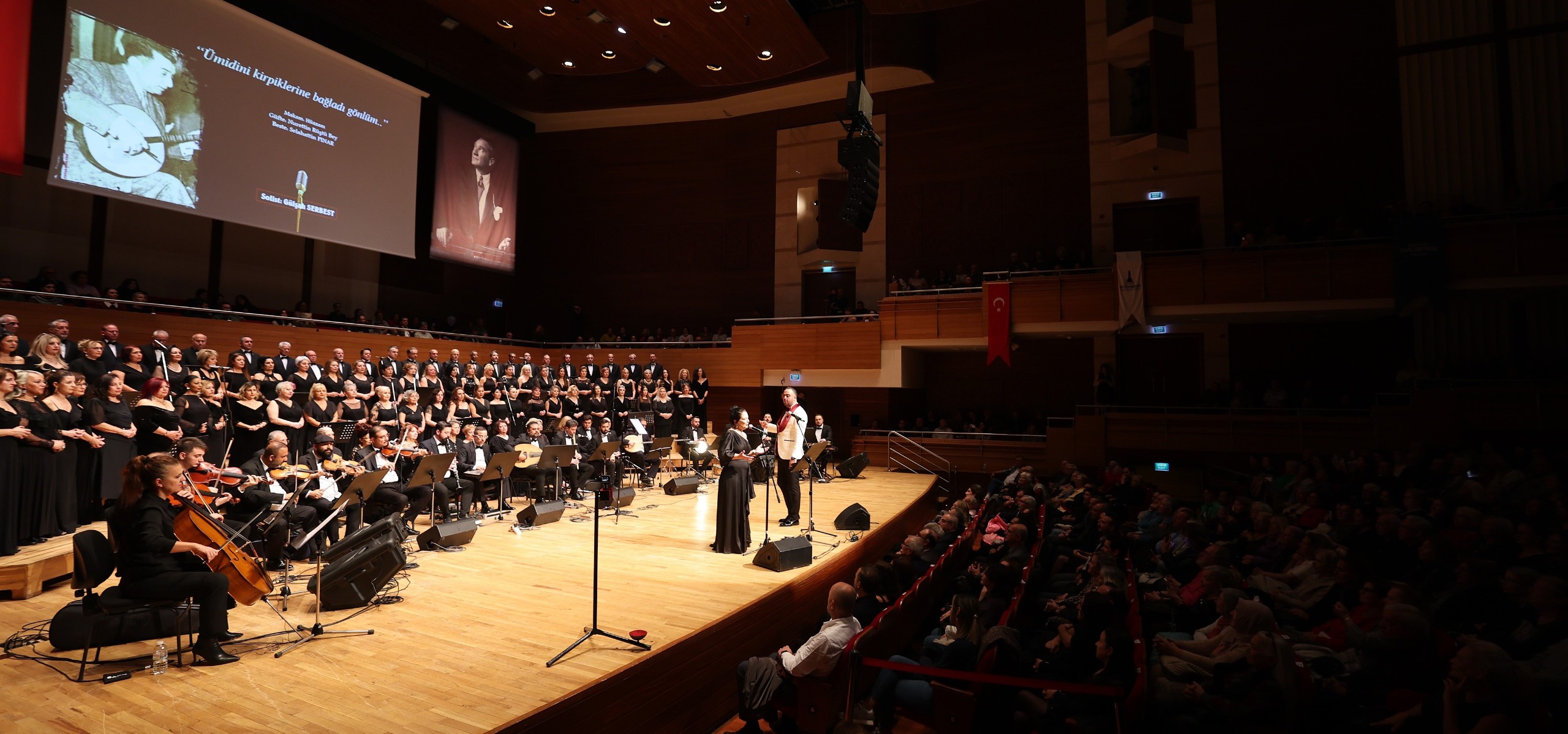 Ahmed Adnan Saygun Sanat Merkezi'nde sahne alan İzmir Büyükşehir Belediyesi