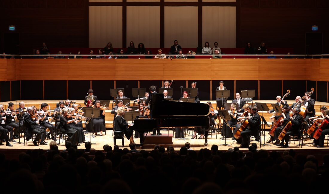 İzmir Devlet Senfoni Orkestrası (İZDSO) Ahmed Adnan Saygun Sanat Merkezi'nde