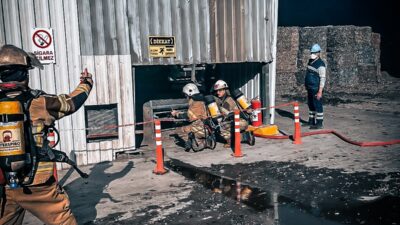 İzmir Büyükşehir Belediyesi itfaiye ekipleri, Bornova’daki bir çimento fabrikasında olası