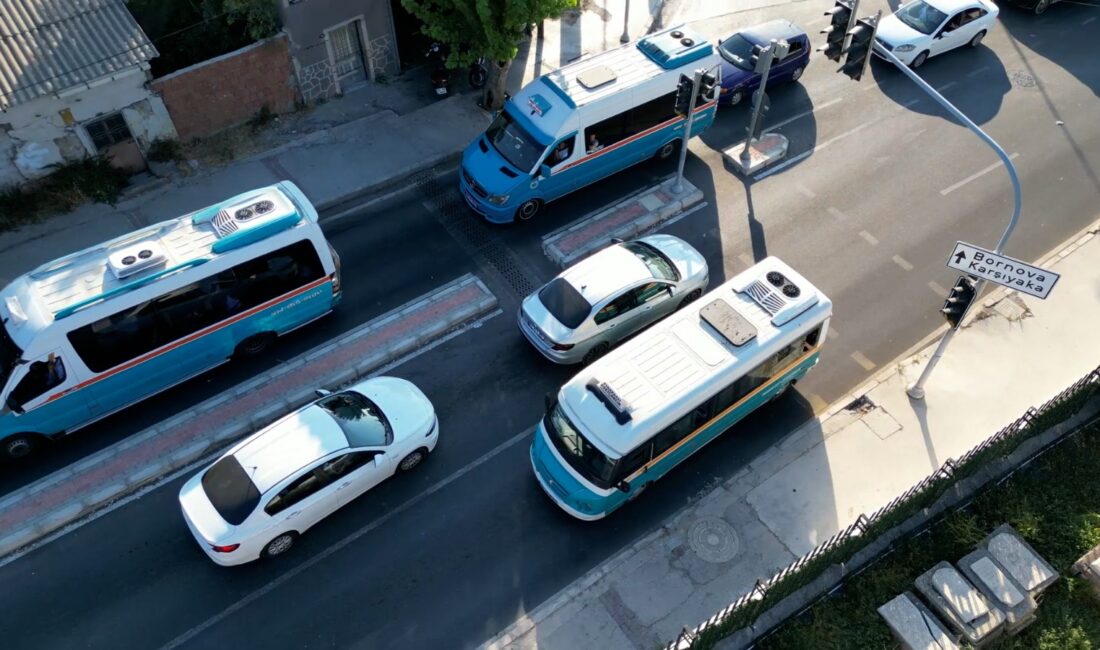 İzmir Büyükşehir Belediyesi Zabıtası, yoğun saatlerde trafik ihlallerini dronla tespit